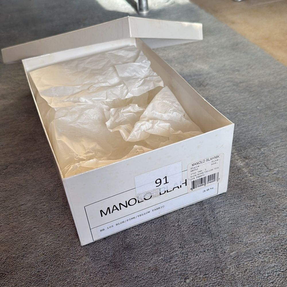 Manolo Blahnik Shoe Box - Picture 2 of 3